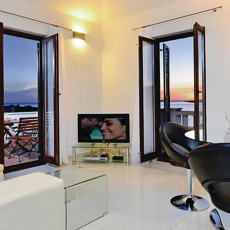 Holiday home Lovely In Kanica With House Sea View