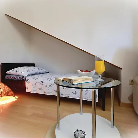 Holiday home Lovely In Kanica With House Sea View