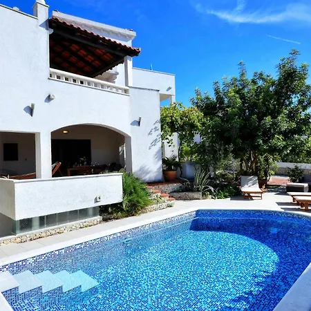 Lovely In Kanica With House Sea View